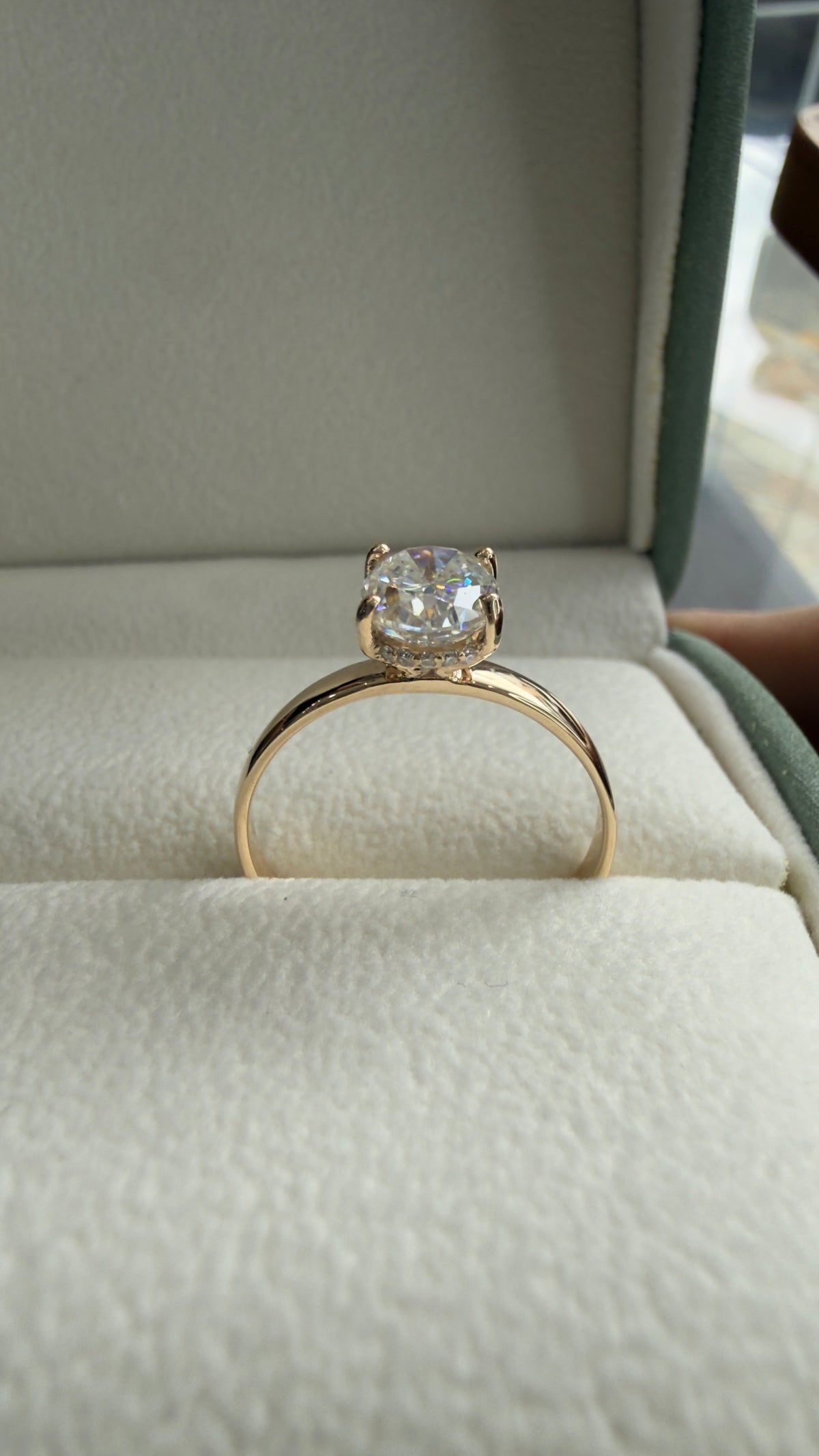 Anillo de Compromiso Solitario Corte Oval — Aro Media Caña