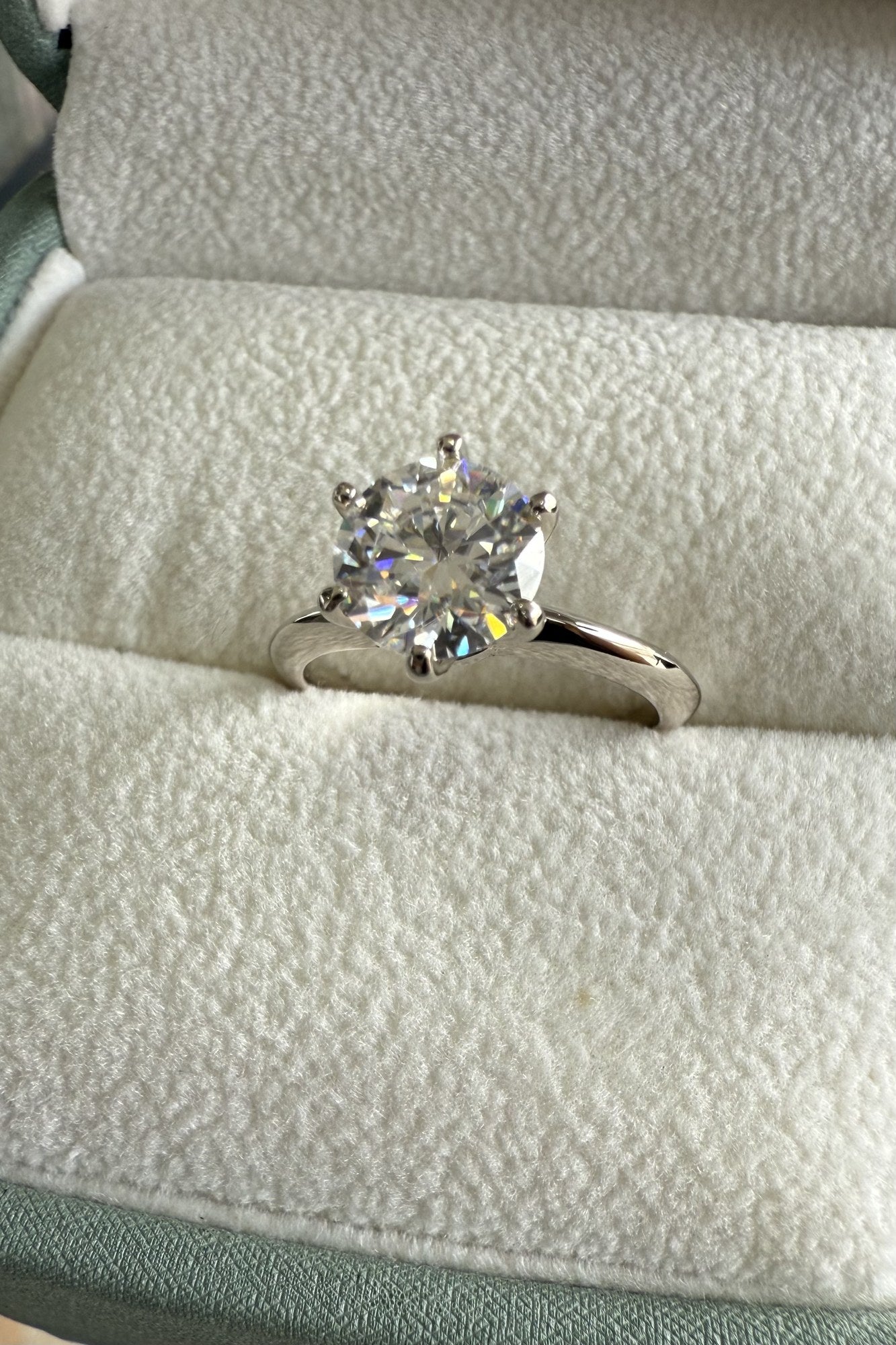 Anillo de compromiso solitario en oro 10k