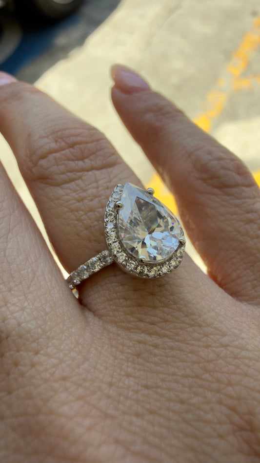 Anillo de Compromiso Corte Pera — Mod. 7