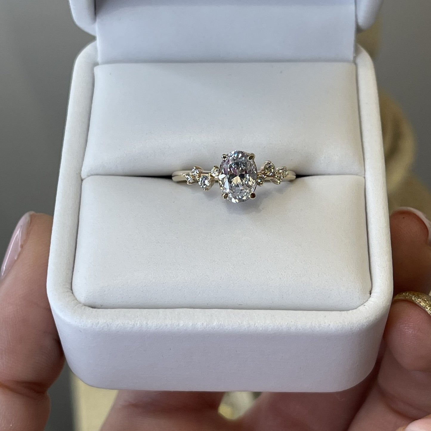 Anillo de compromiso corte oval en oro 10k
