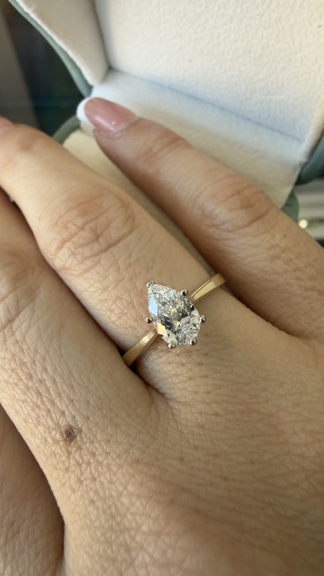 Anillo de Compromiso Corte Pera en Oro 10k — Mod. 6