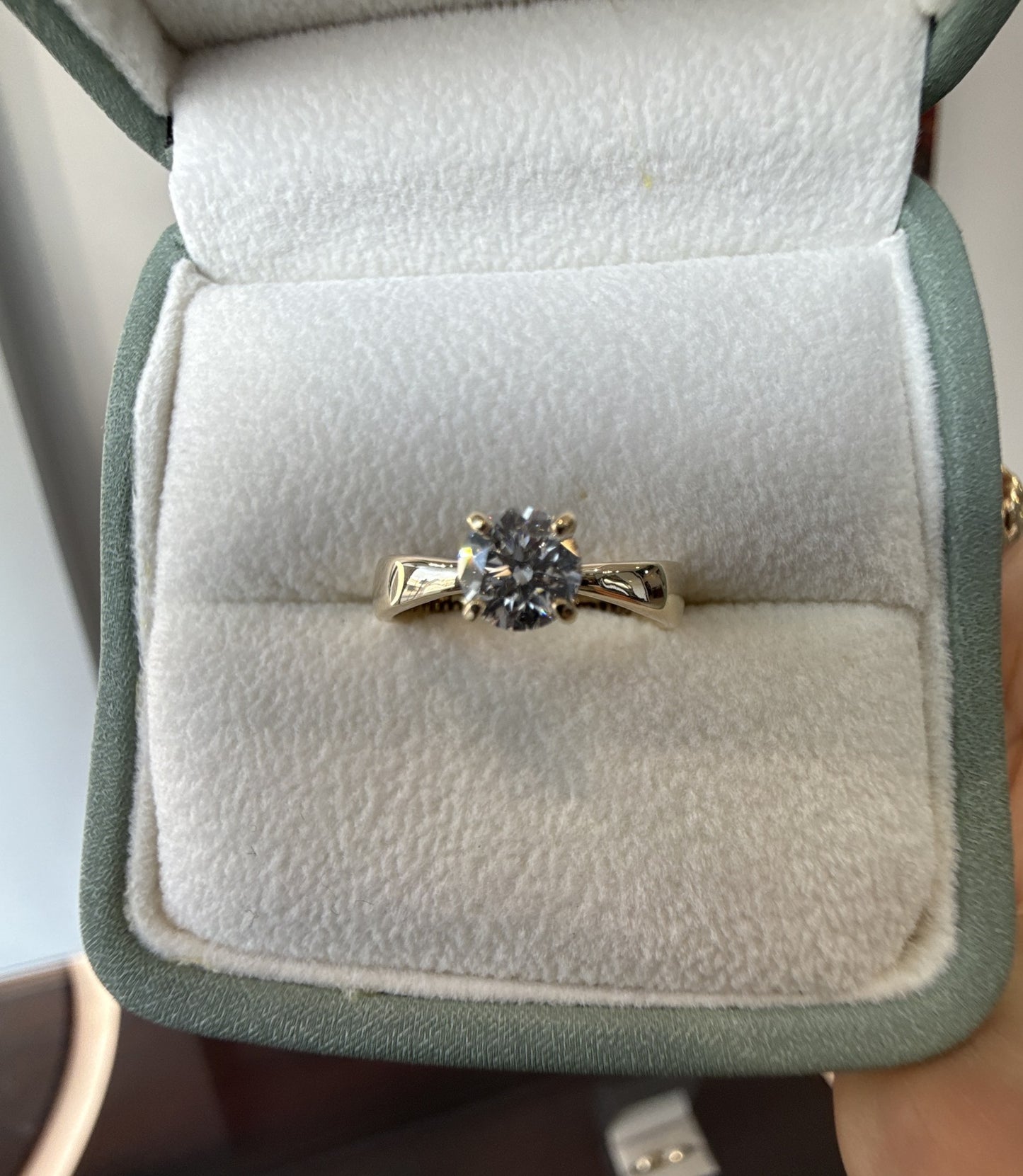 Anillo de Compromiso Corte Redondo en Oro 10k — Mod. 4