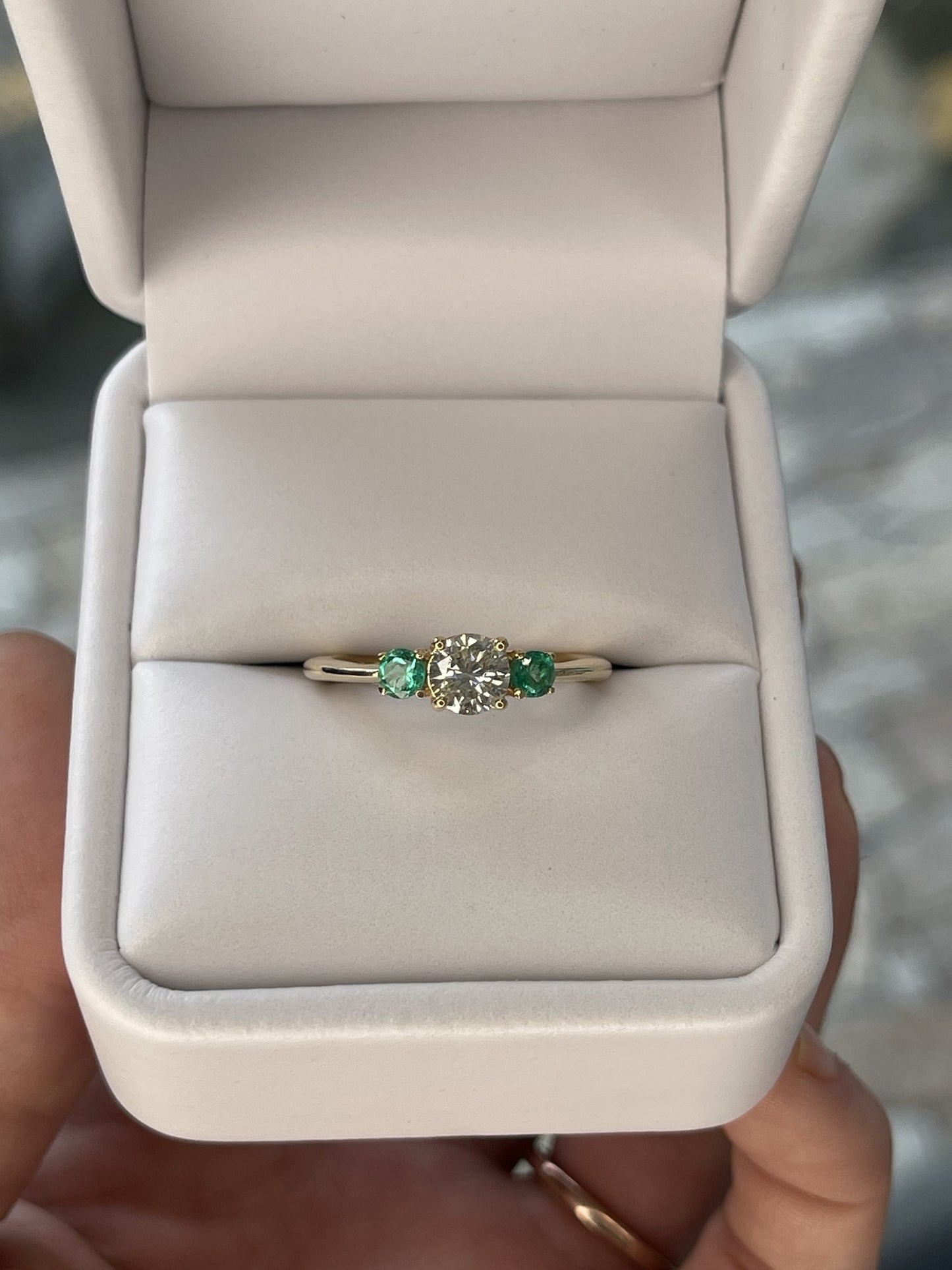 Anillo de Compromiso Corte Redondo en Oro 10k — Mod. 18