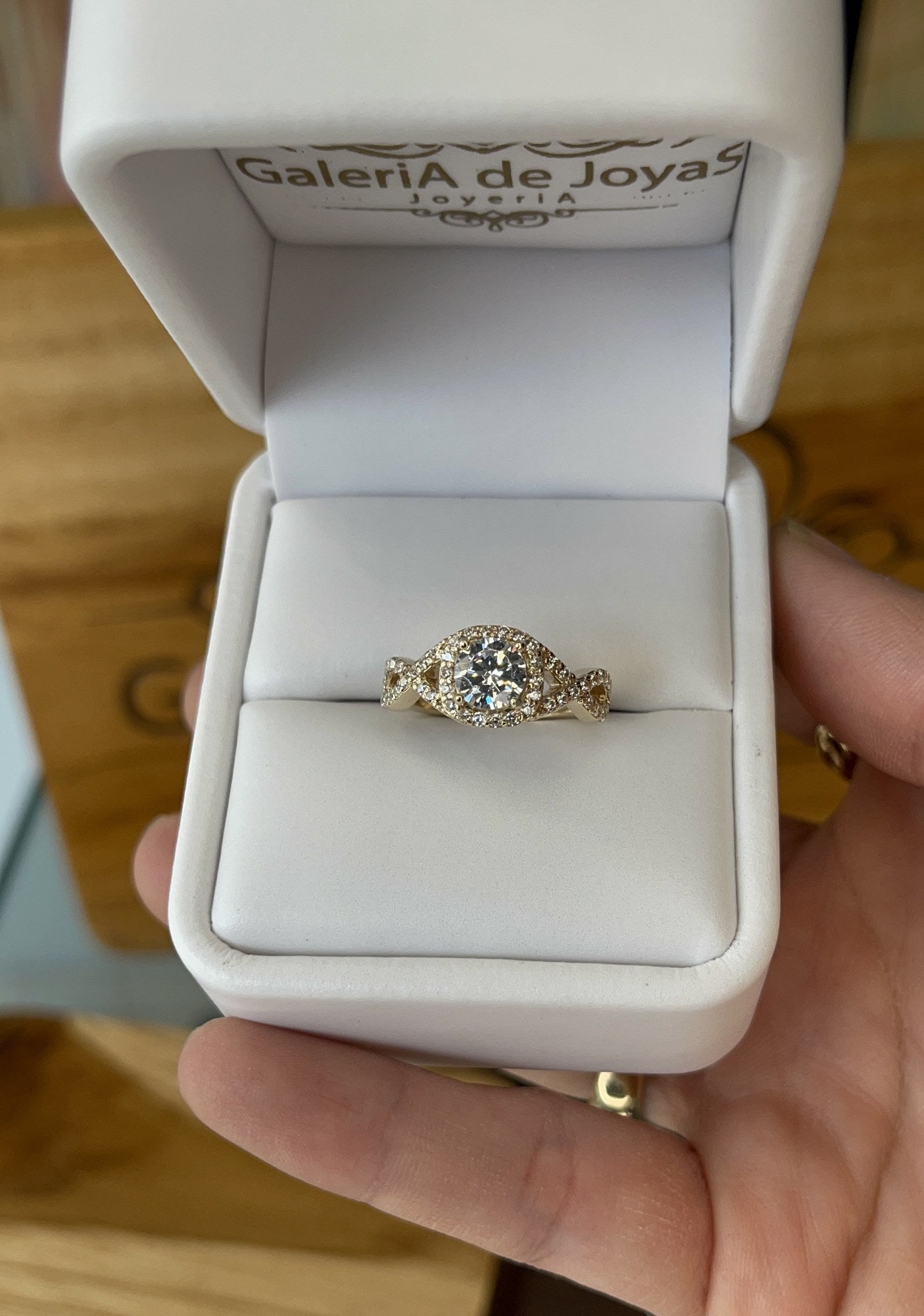 Anillo de Compromiso Corte Redondo en Oro 10k — Mod. 19