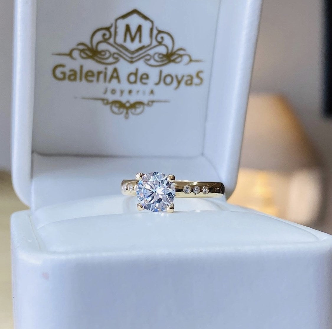 Anillo de Compromiso Corte Redondo en Oro 10k — Mod. 24