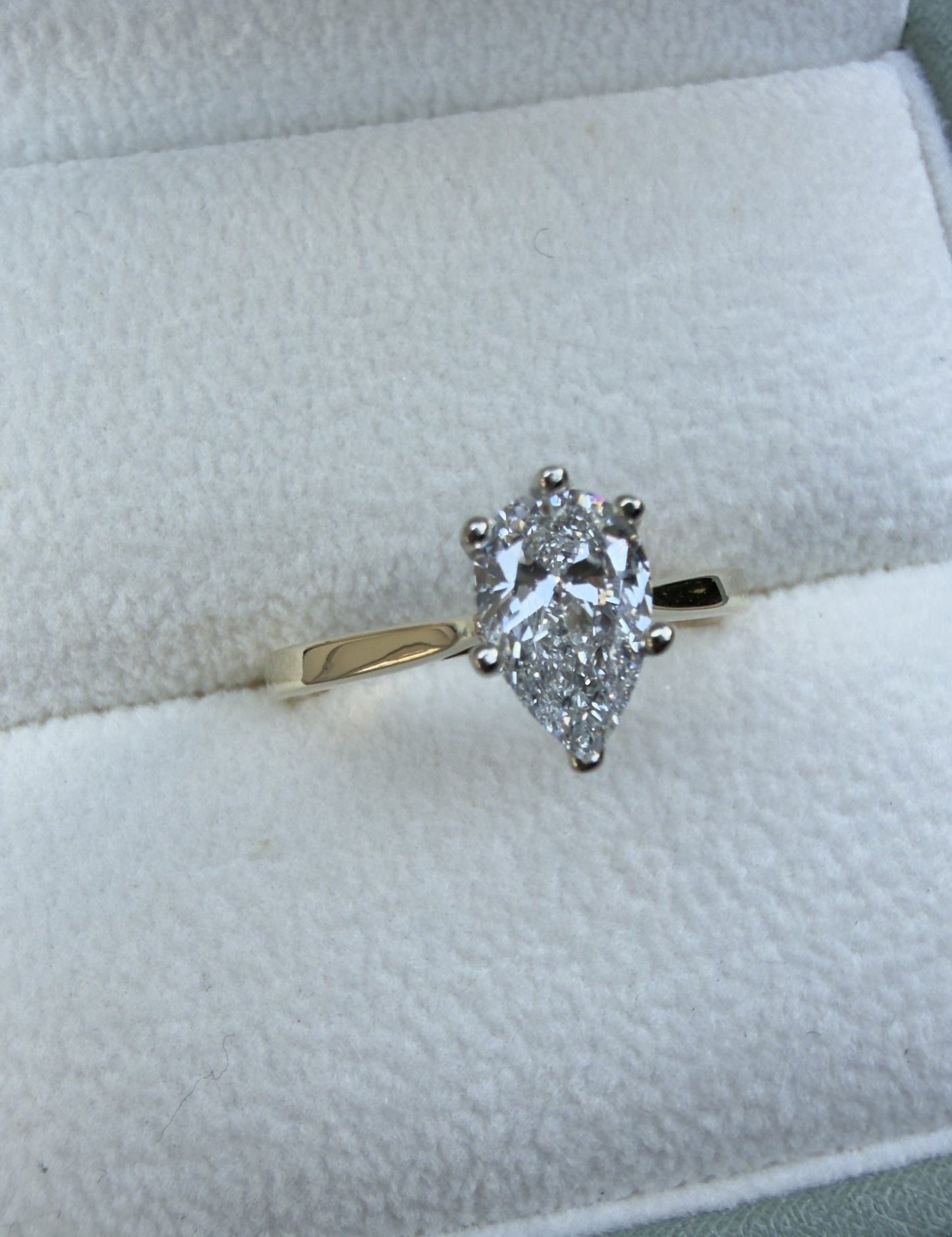 Anillo de compromiso solitario corte pera en oro 10k