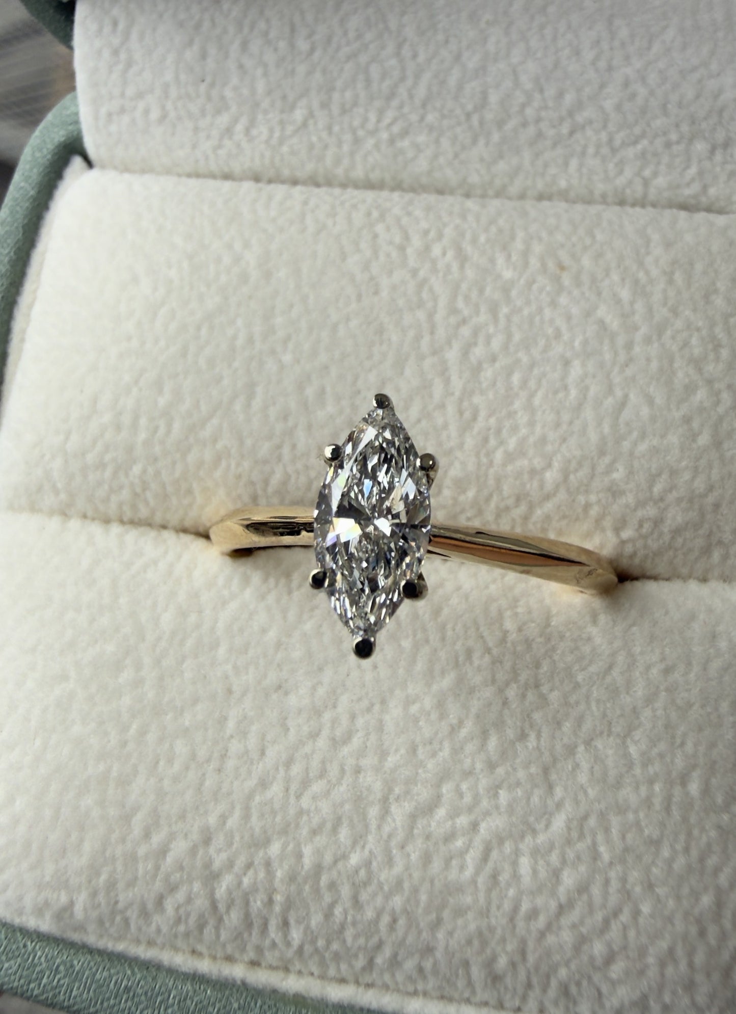 Anillo de compromiso solitario corte marquise en oro 10k