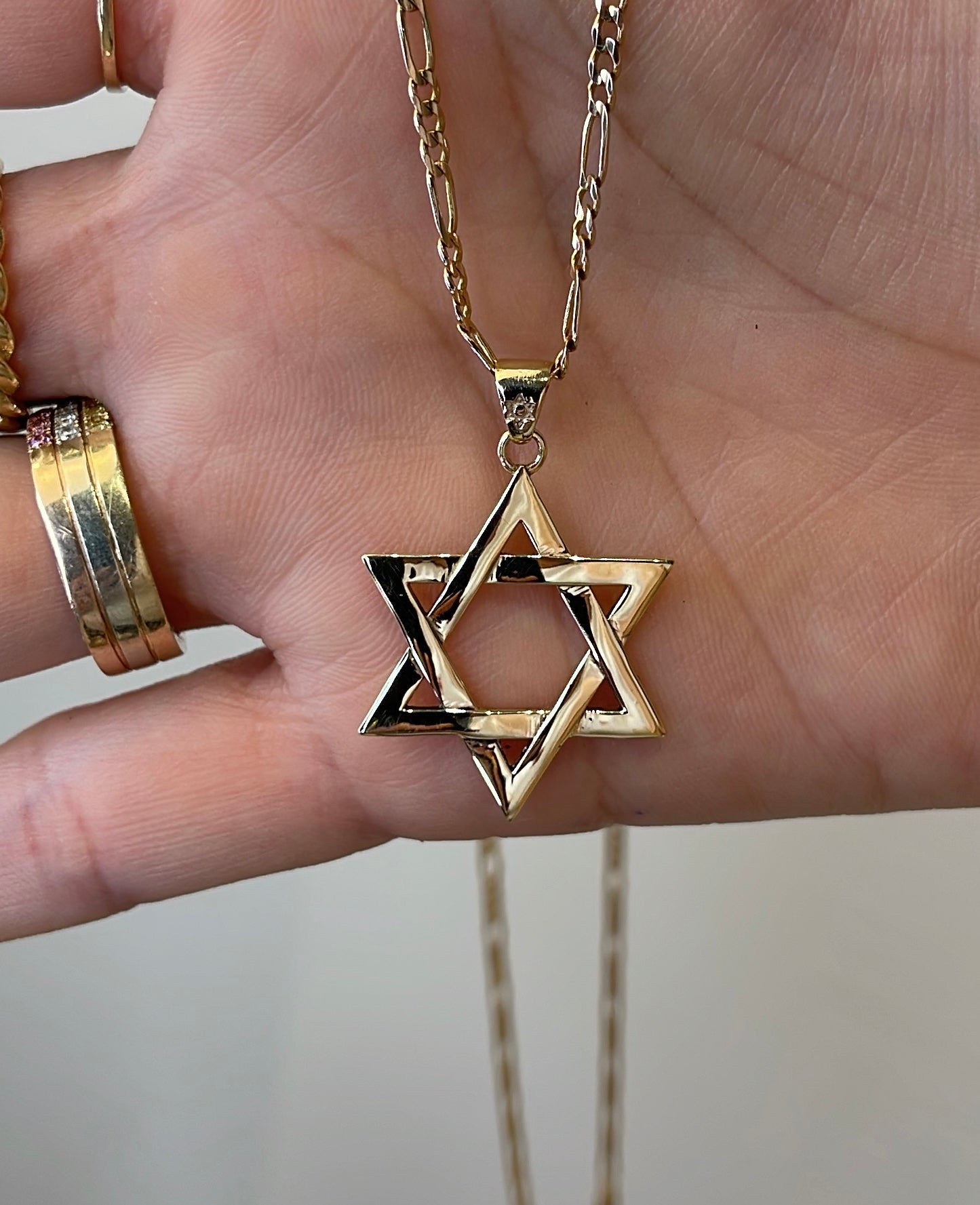 Dije de estrella de David en oro con cadena