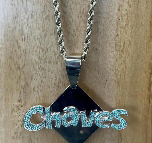 Dije placa con nombre Chaves y zirconias azules en oro