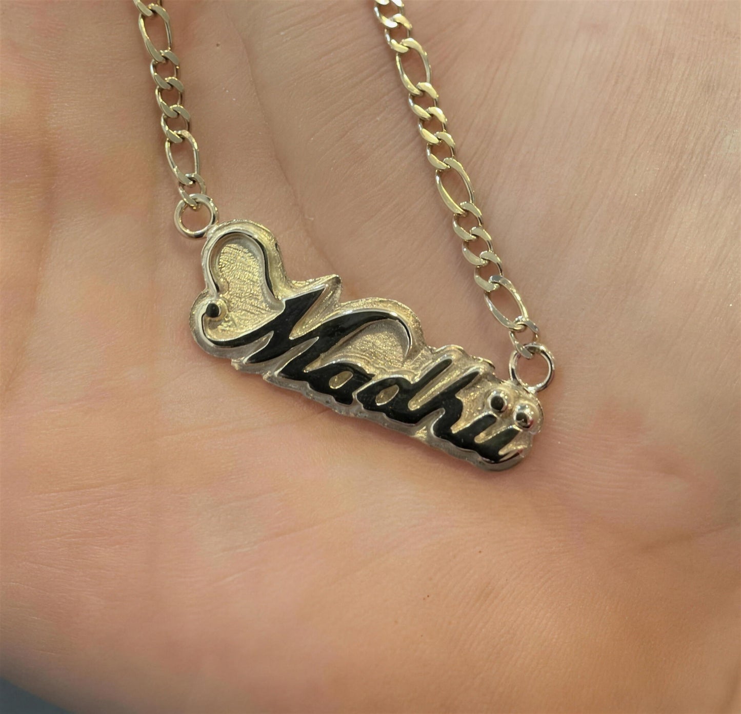 Collar con nombre Madhii y corazón en oro
