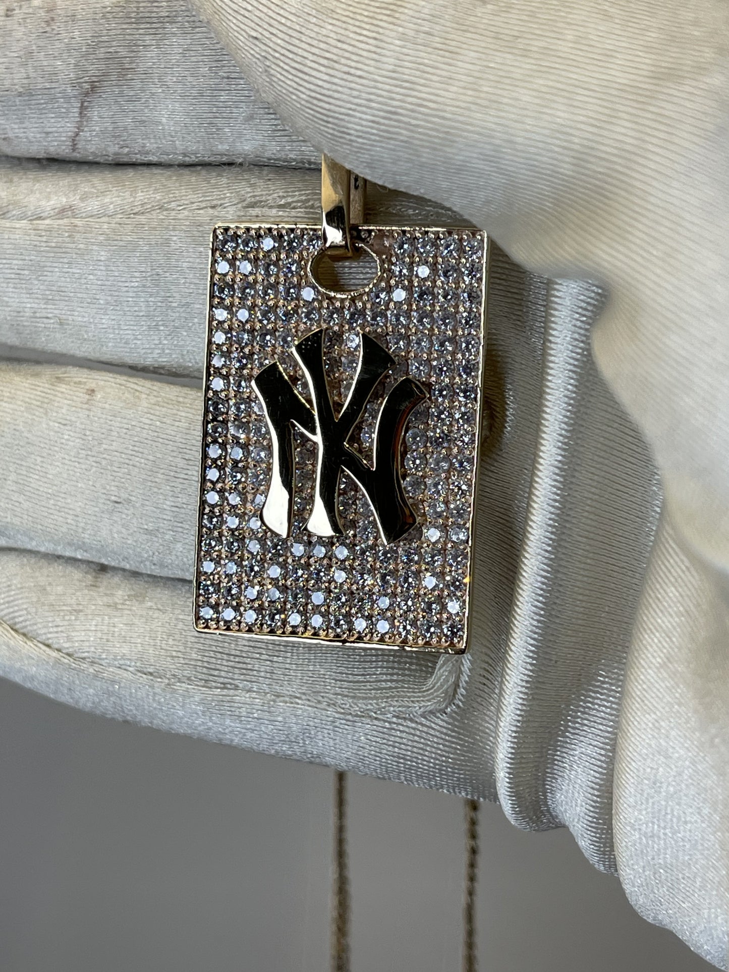Dije placa NY con pavé de zirconias en oro