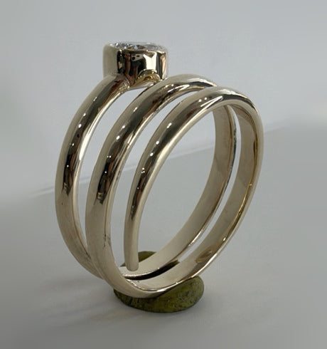 Anillo espiral con piedra corte pera. Fotografía original retocada. Toma 8966.