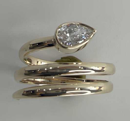 Anillo espiral con piedra corte pera. Fotografía original retocada. Toma 8967.