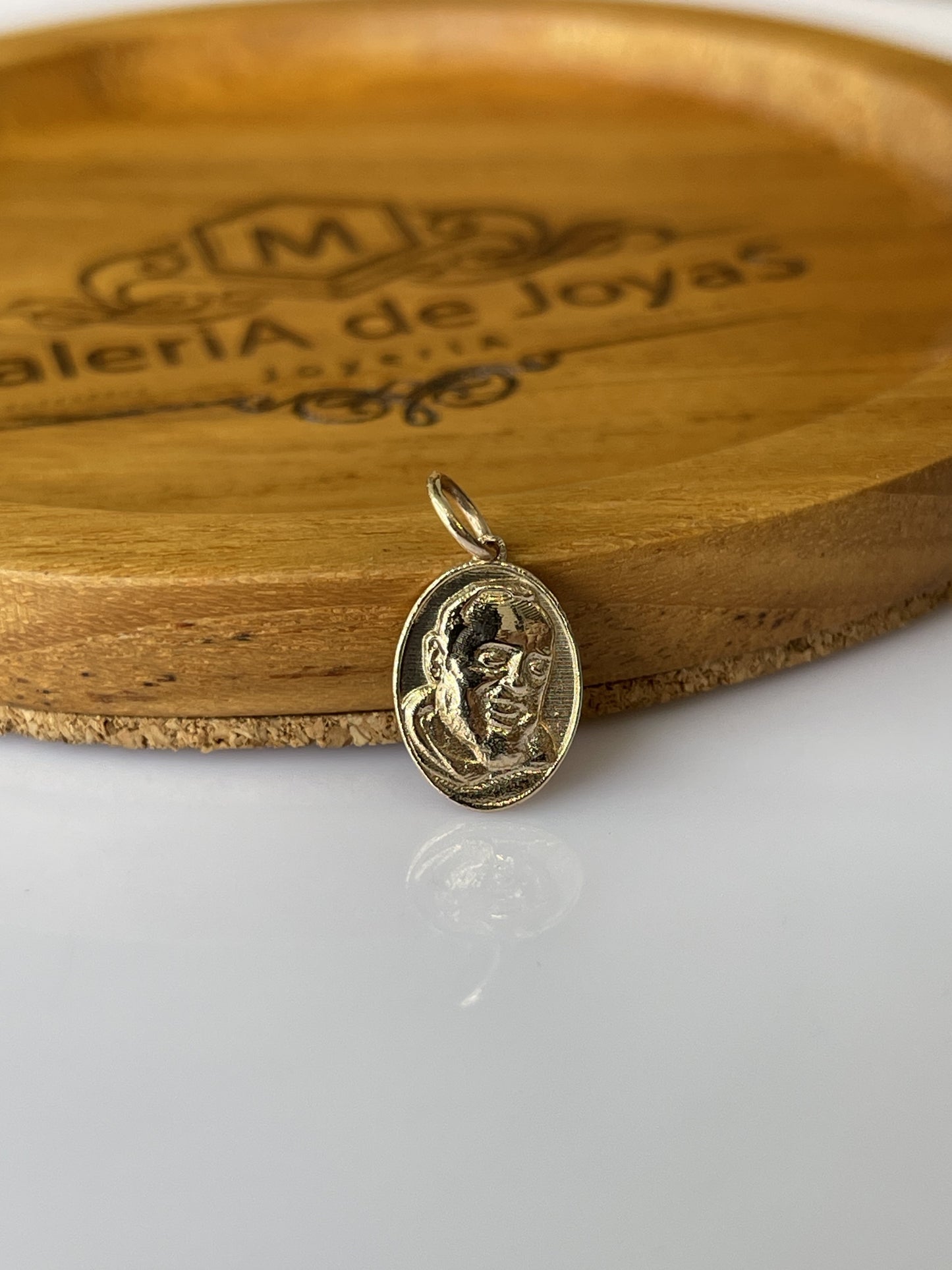 Medalla religiosa oval en oro sobre base de madera de Galería de Joyas