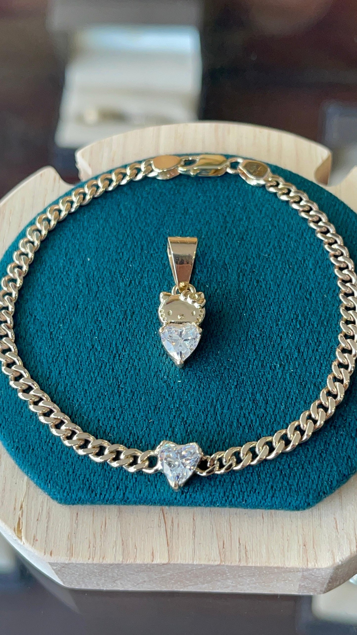 Dije de gatita con corazón de zirconia en oro junto a pulso cubano