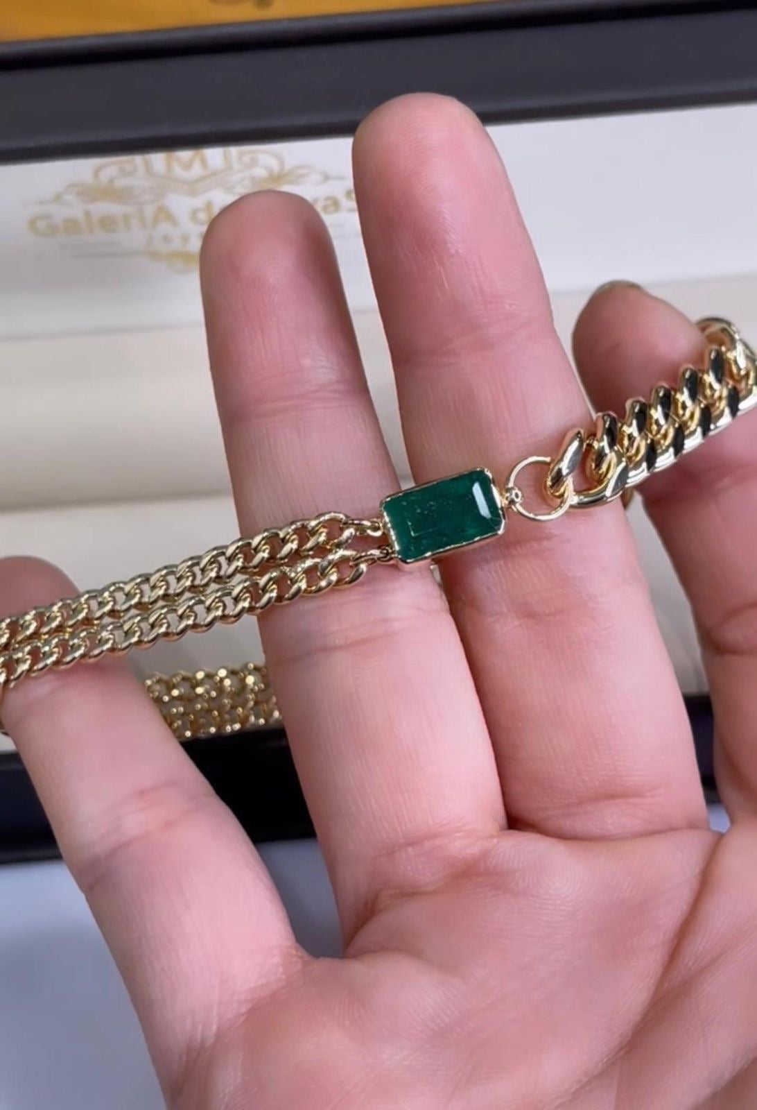 Pulso de doble cadena con esmeralda en oro 14k
