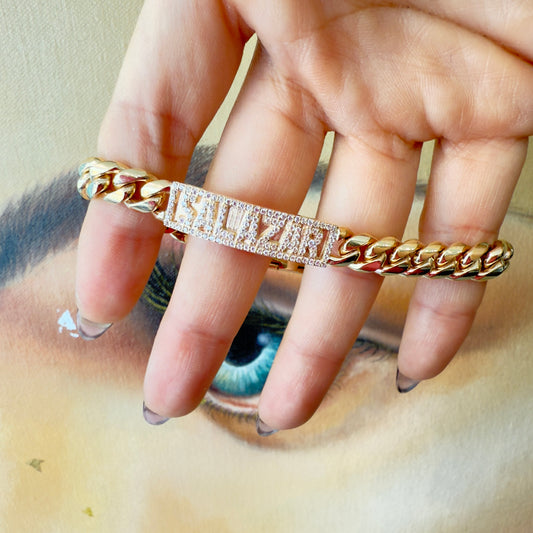 Pulso cubano con placa Salazar en pavé de zirconias en oro