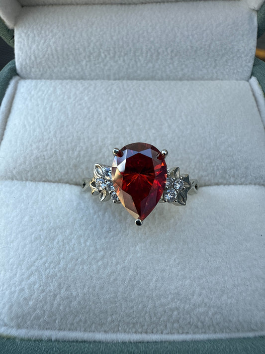 Anillo de compromiso corte pera en oro fabricado en Costa Rica por Galería de Joyas