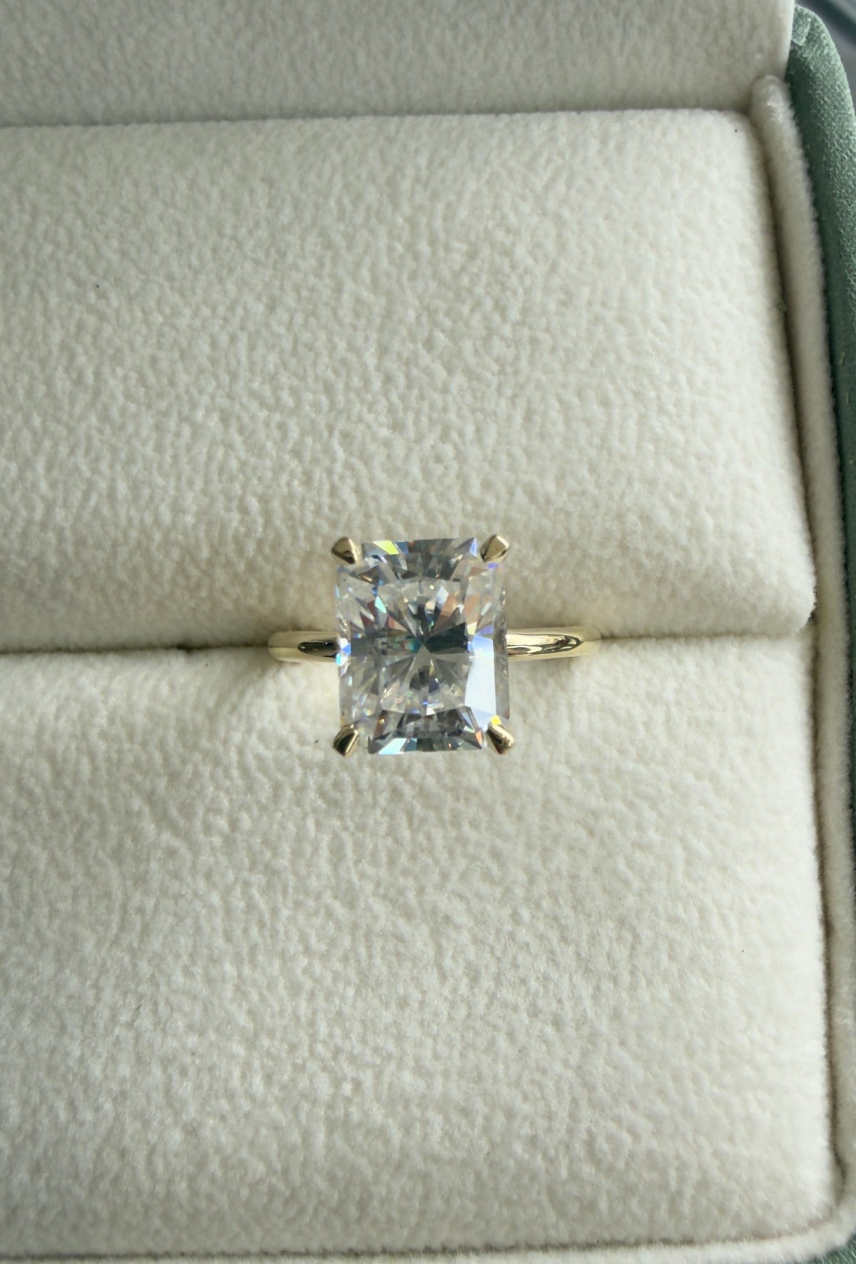Anillo de Compromiso Solitario Corte Radiante — Aro Fino