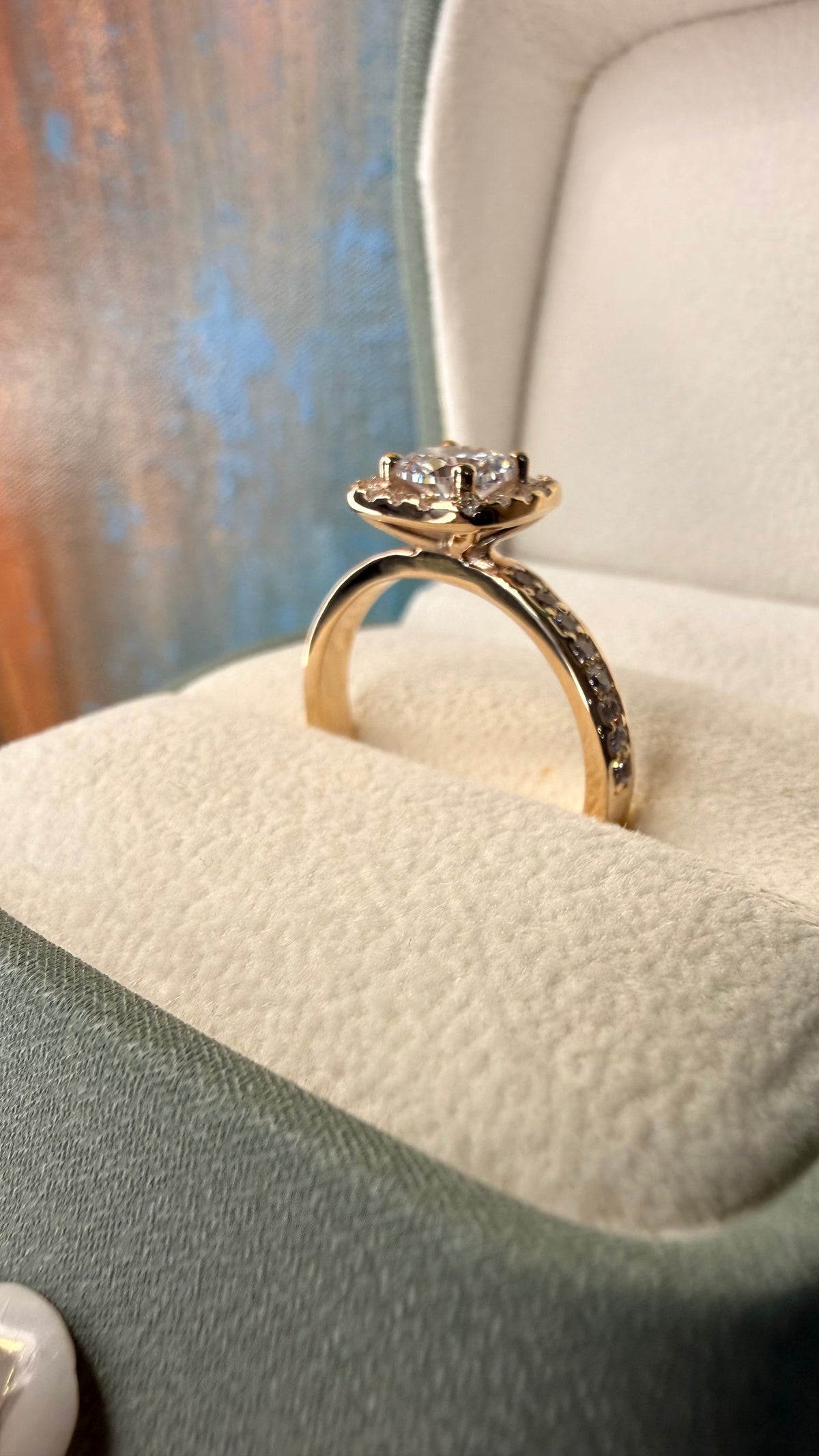Anillo compromiso Infinity cushion piedra redonda
