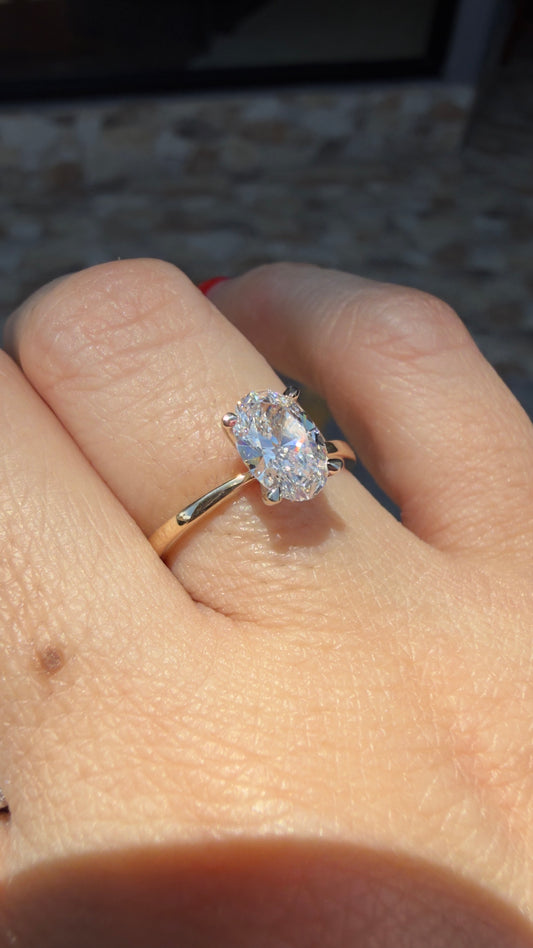 Anillo de Compromiso Solitario Corte Oval — Aro con Disminución