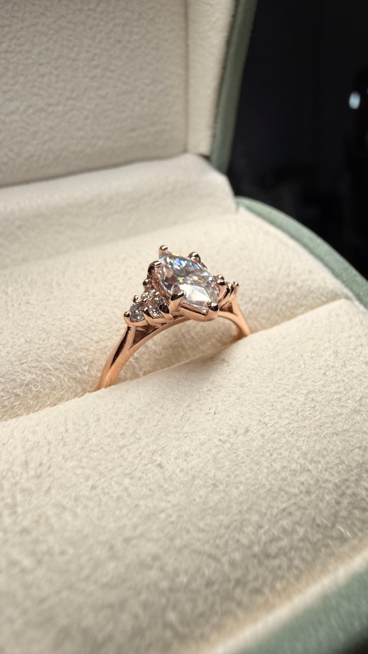 Anillo de Compromiso Corte Marquesa con Piedras Laterales — Aro Fino