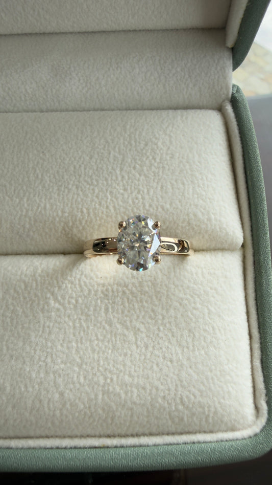 Anillo de Compromiso Solitario Corte Oval — Aro Media Caña
