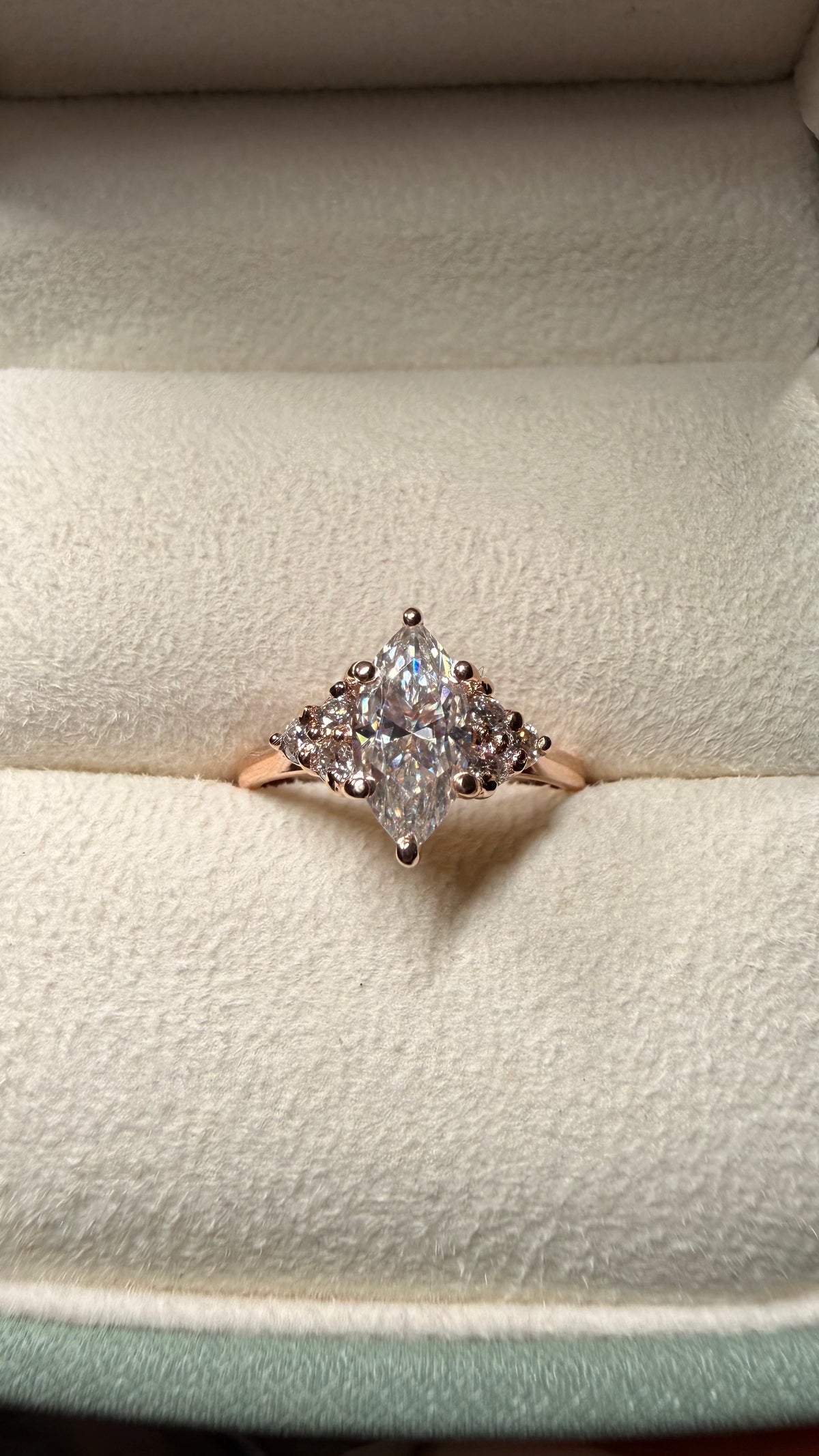Anillo de Compromiso Corte Marquesa con Piedras Laterales — Aro Fino