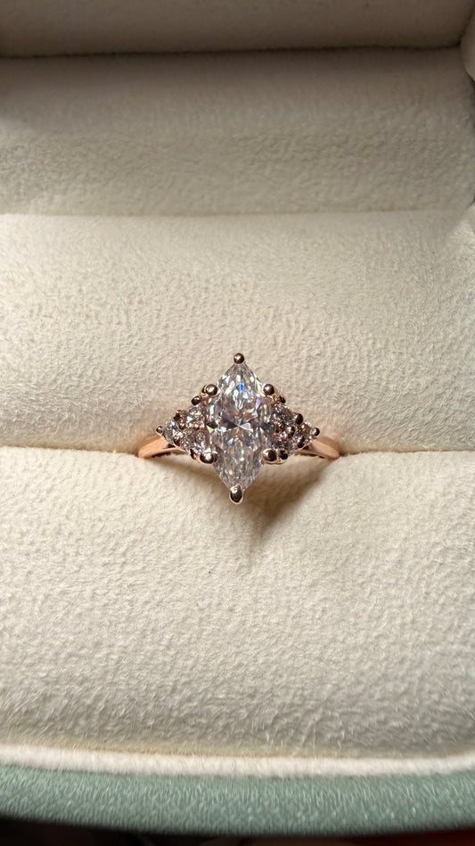 Anillo de Compromiso Corte Marquesa con Piedras Laterales — Aro Fino