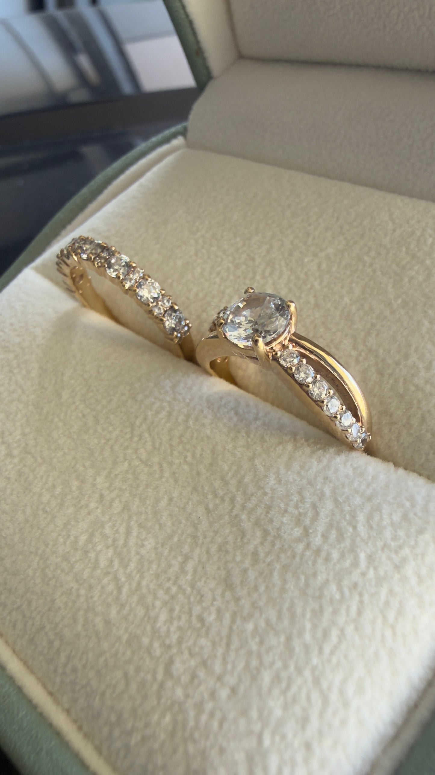 Par de Anillos Oro 10K con Zirconia