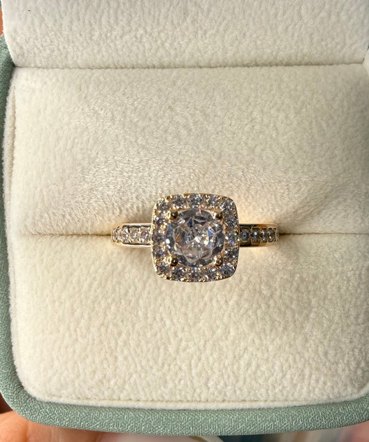 Anillo de Compromiso Corte Redondo con Halo Cushion y Pavé — Infinity
