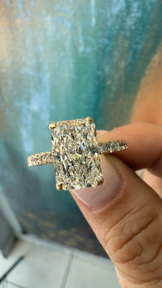 Anillo de Compromiso Corte Radiante con Halo Oculto y Pavé
