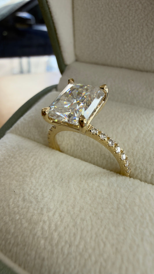 Anillo de Compromiso Corte Radiante con Pavé — Aro Fino