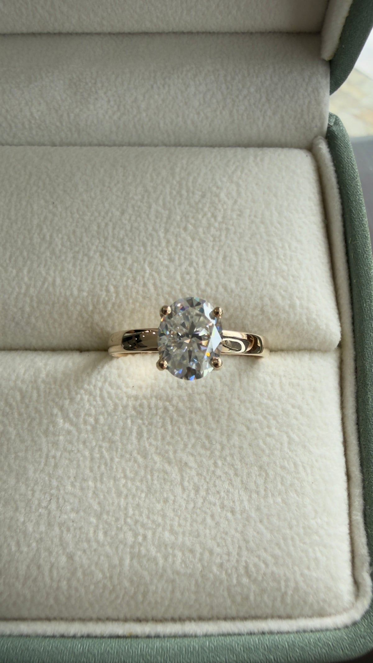 Anillo de Compromiso Solitario Corte Oval — Aro Media Caña