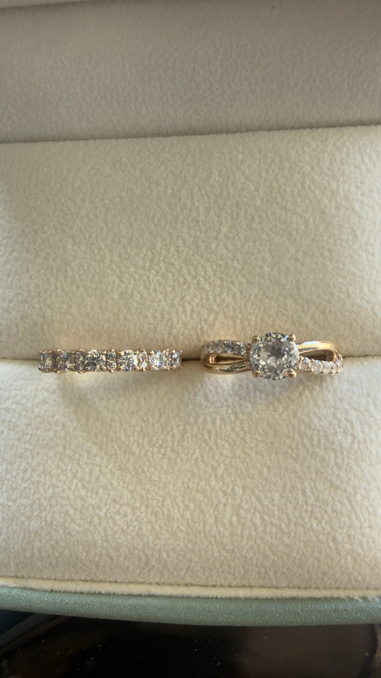Par de Anillos Oro 10K con Zirconia