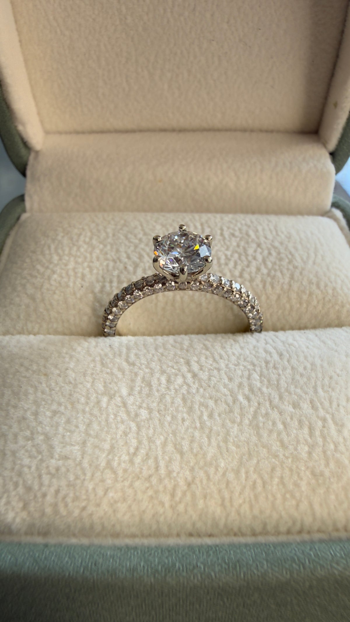 Anillo de Compromiso Corte Redondo con Pavé — Canasta Tulipán