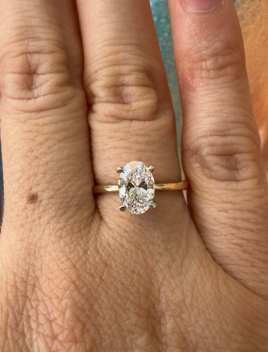 Anillo de Compromiso Solitario Corte Oval — Aro con Disminución