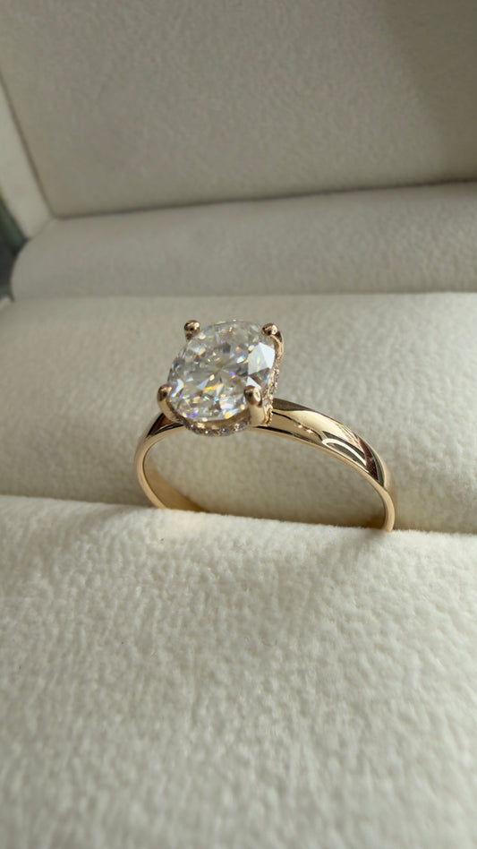 Anillo de Compromiso Solitario Corte Oval — Aro Media Caña