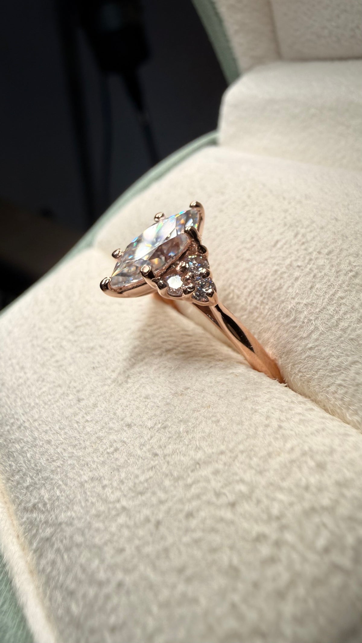 Anillo de Compromiso Corte Marquesa con Piedras Laterales — Aro Fino