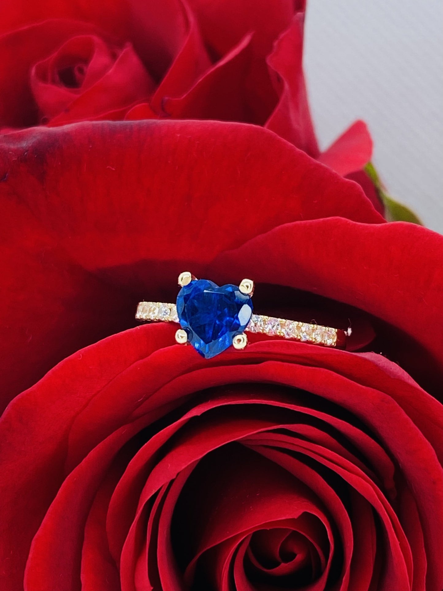 Anillo de Compromiso Corte Corazón en Oro 10k — Mod. 2