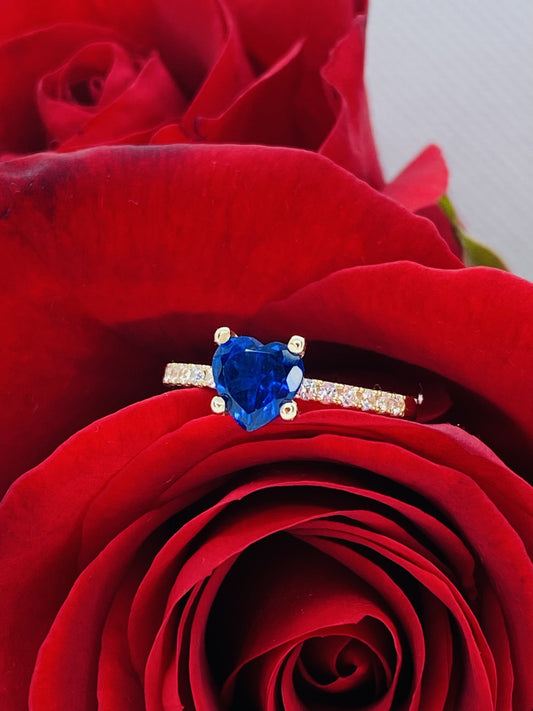 Anillo de Compromiso Corte Corazón en Oro 10k — Mod. 2