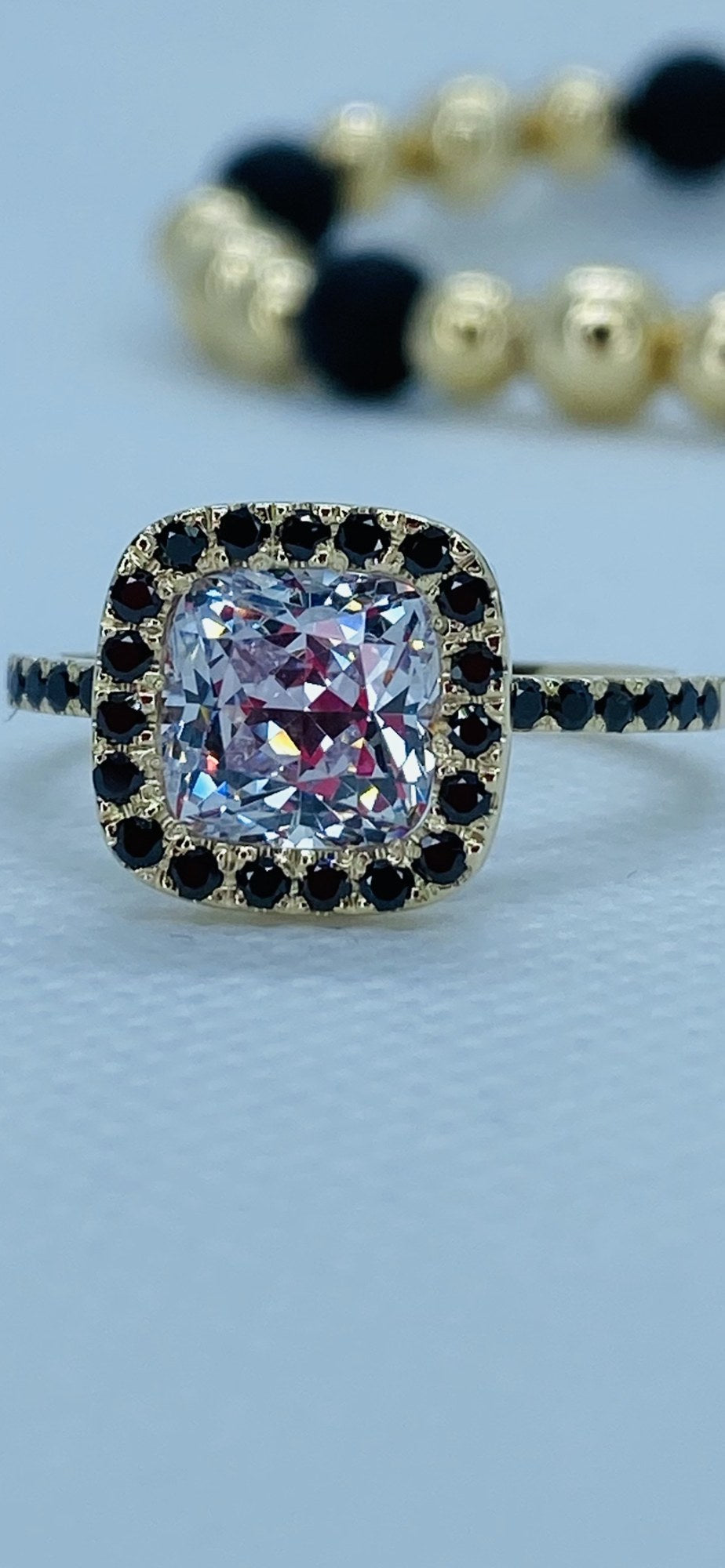 Anillo de Compromiso Corte Cushion en Oro 10k — Mod. 2