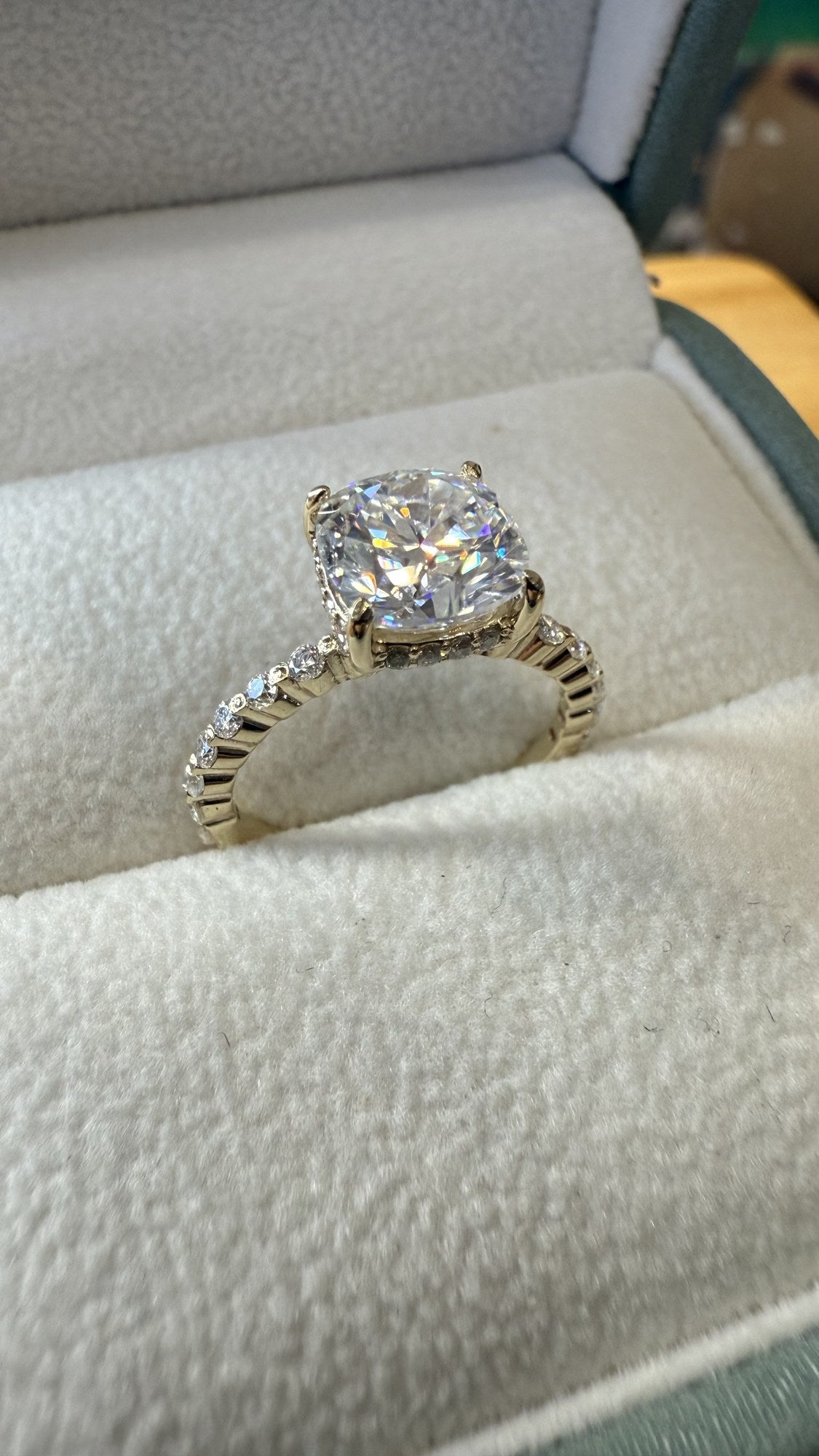 Anillo de Compromiso Corte Cushion en Oro 10k — Mod. 7