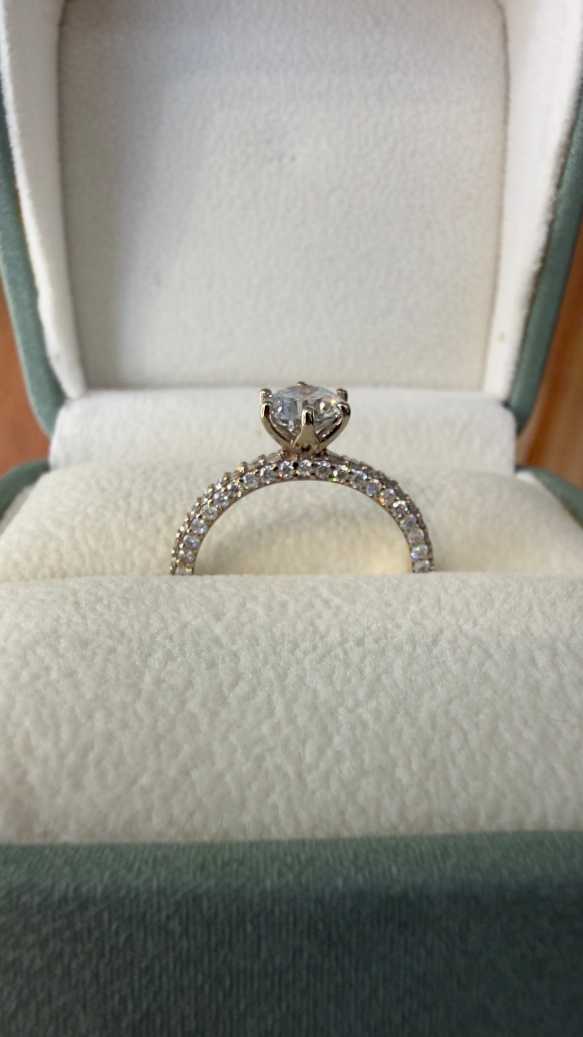 Anillo de Compromiso Corte Redondo con Pavé — Canasta Tulipán