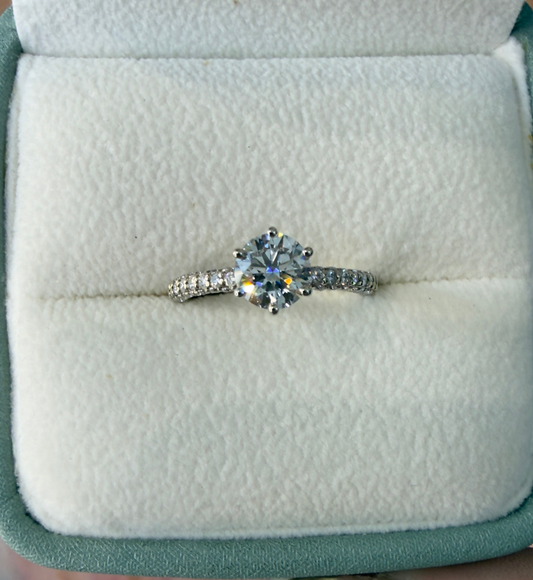 Anillo de Compromiso Corte Redondo con Pavé — Canasta Tulipán