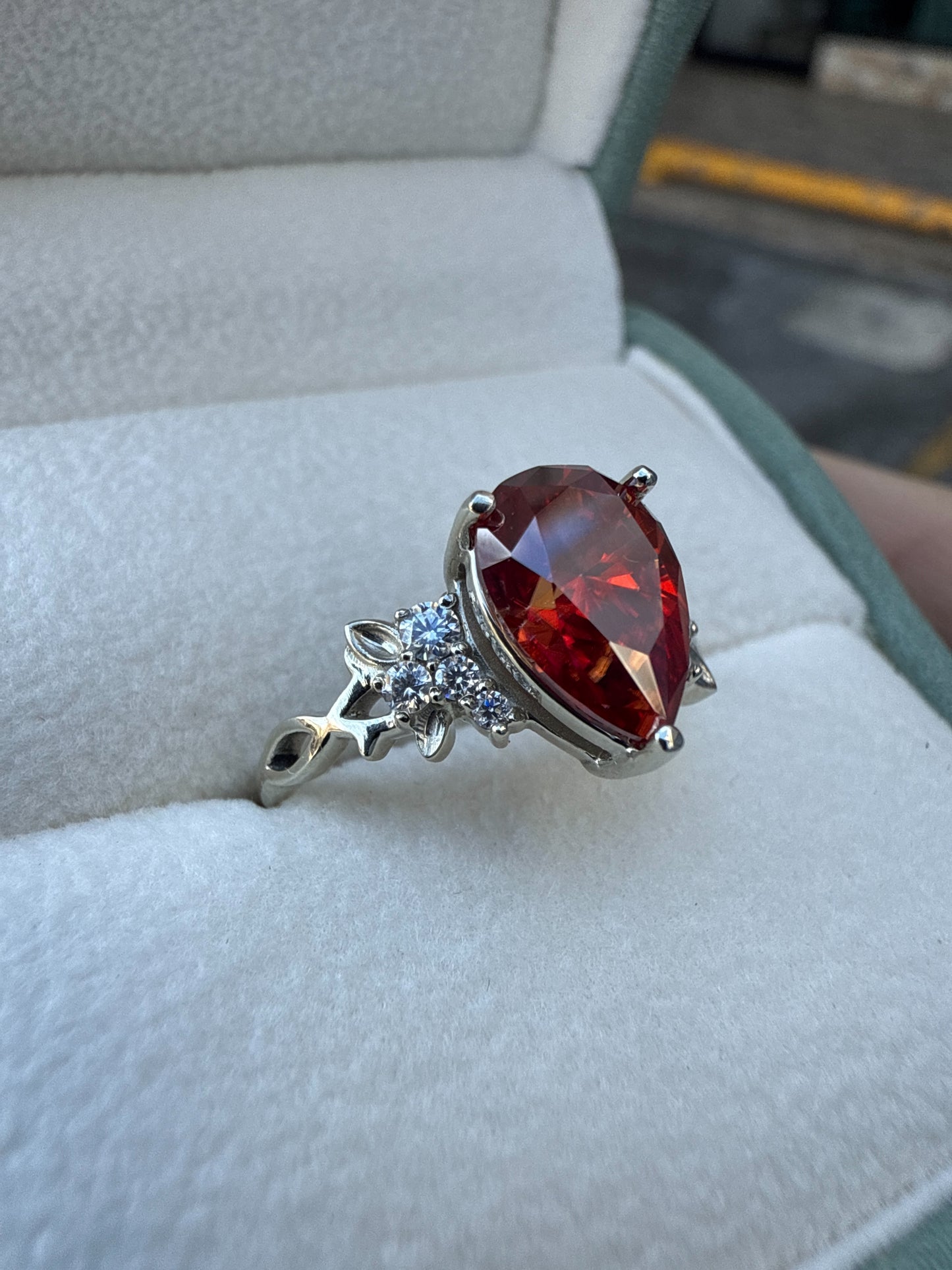 Anillo de Compromiso Corte Pera en Oro 10k, 14k y 18k