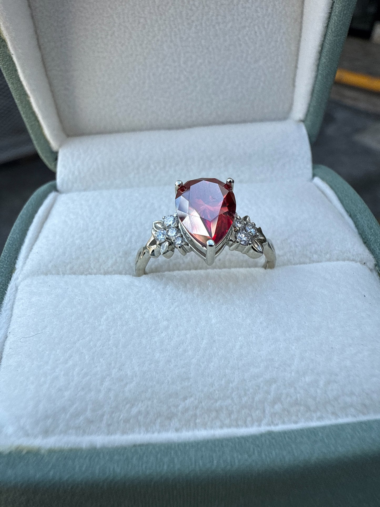 Anillo de Compromiso Corte Pera en Oro 10k, 14k y 18k