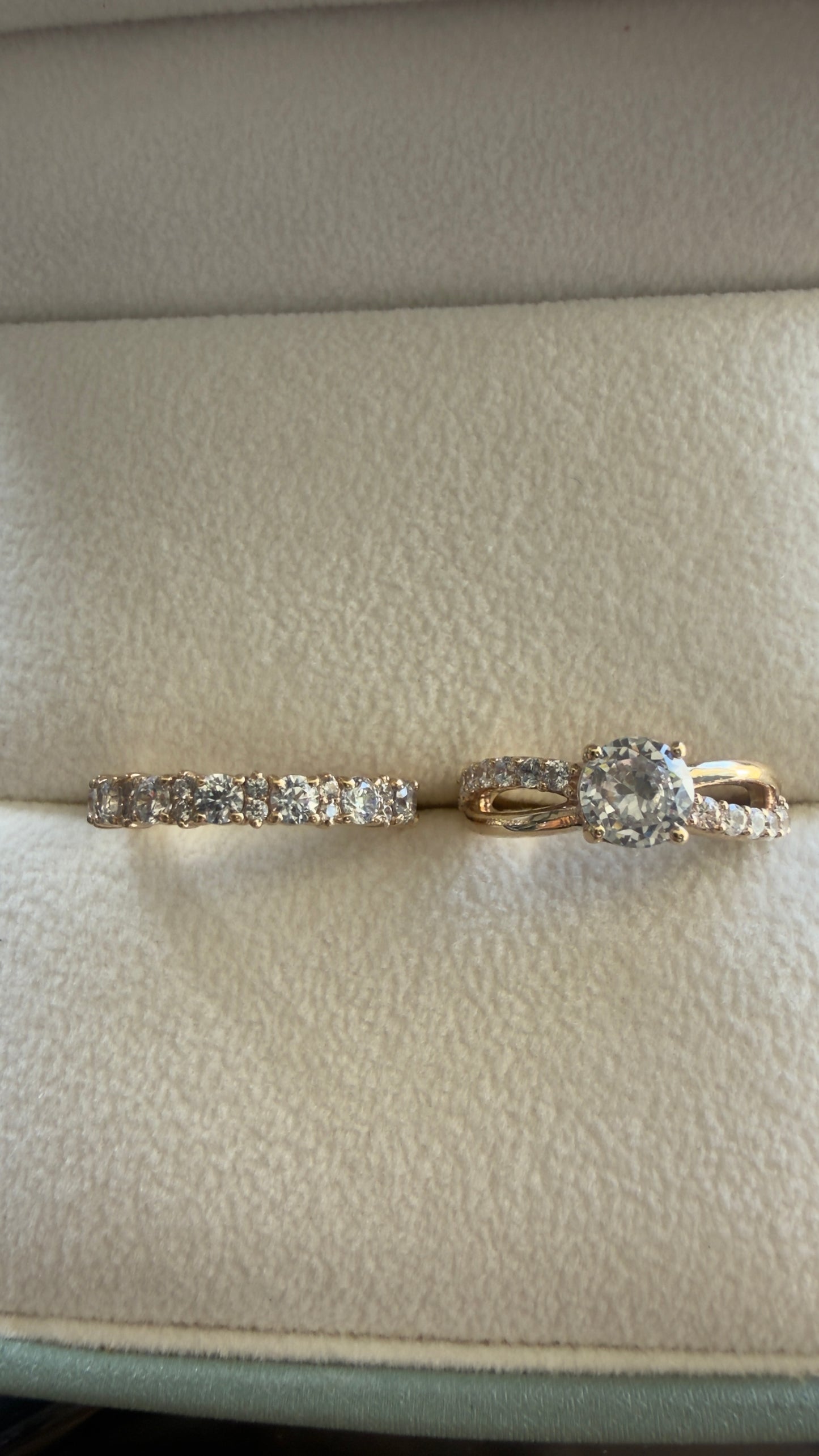 Par de Anillos Oro 10K con Zirconia