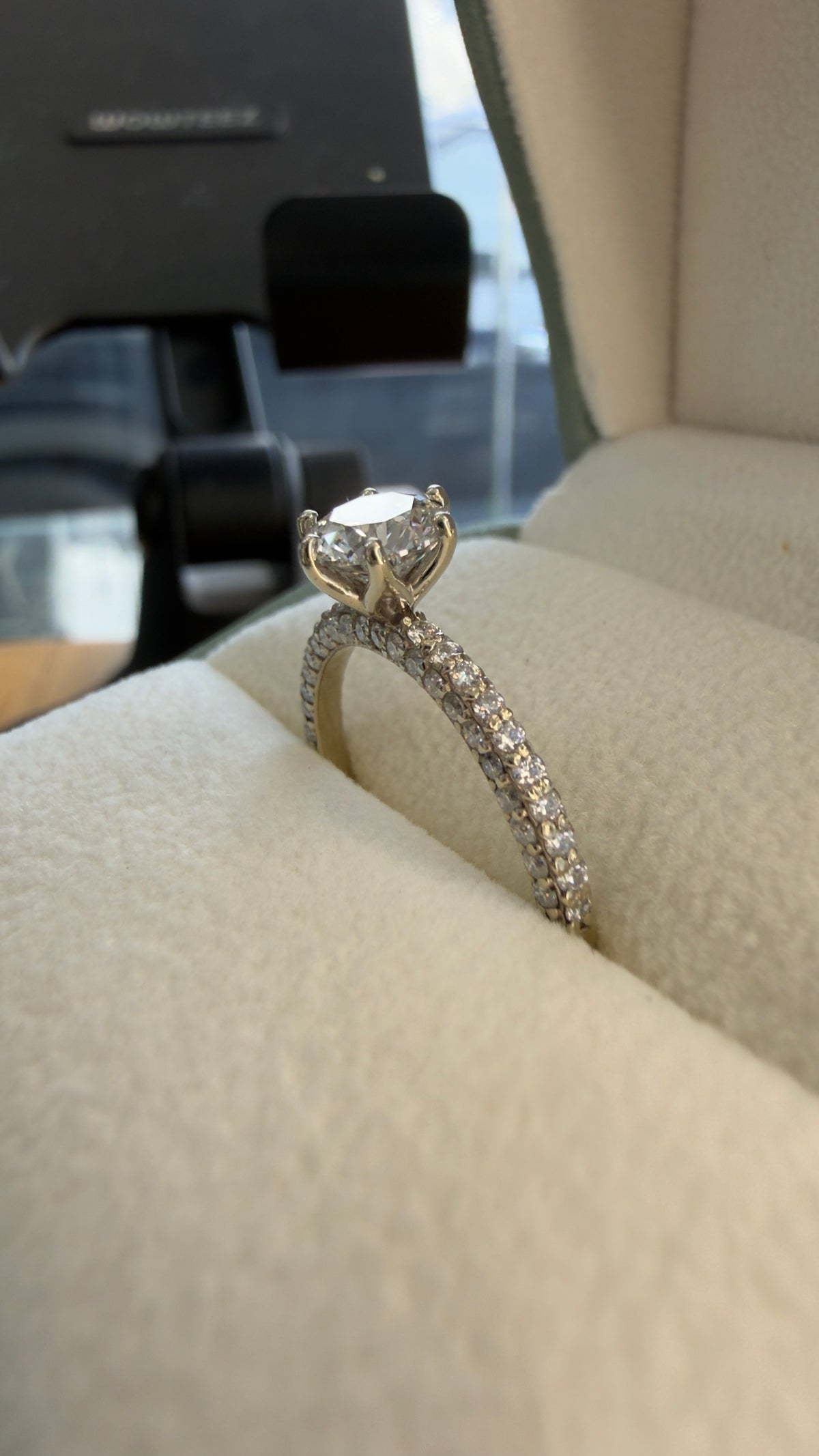 Anillo de Compromiso Corte Redondo con Pavé — Canasta Tulipán