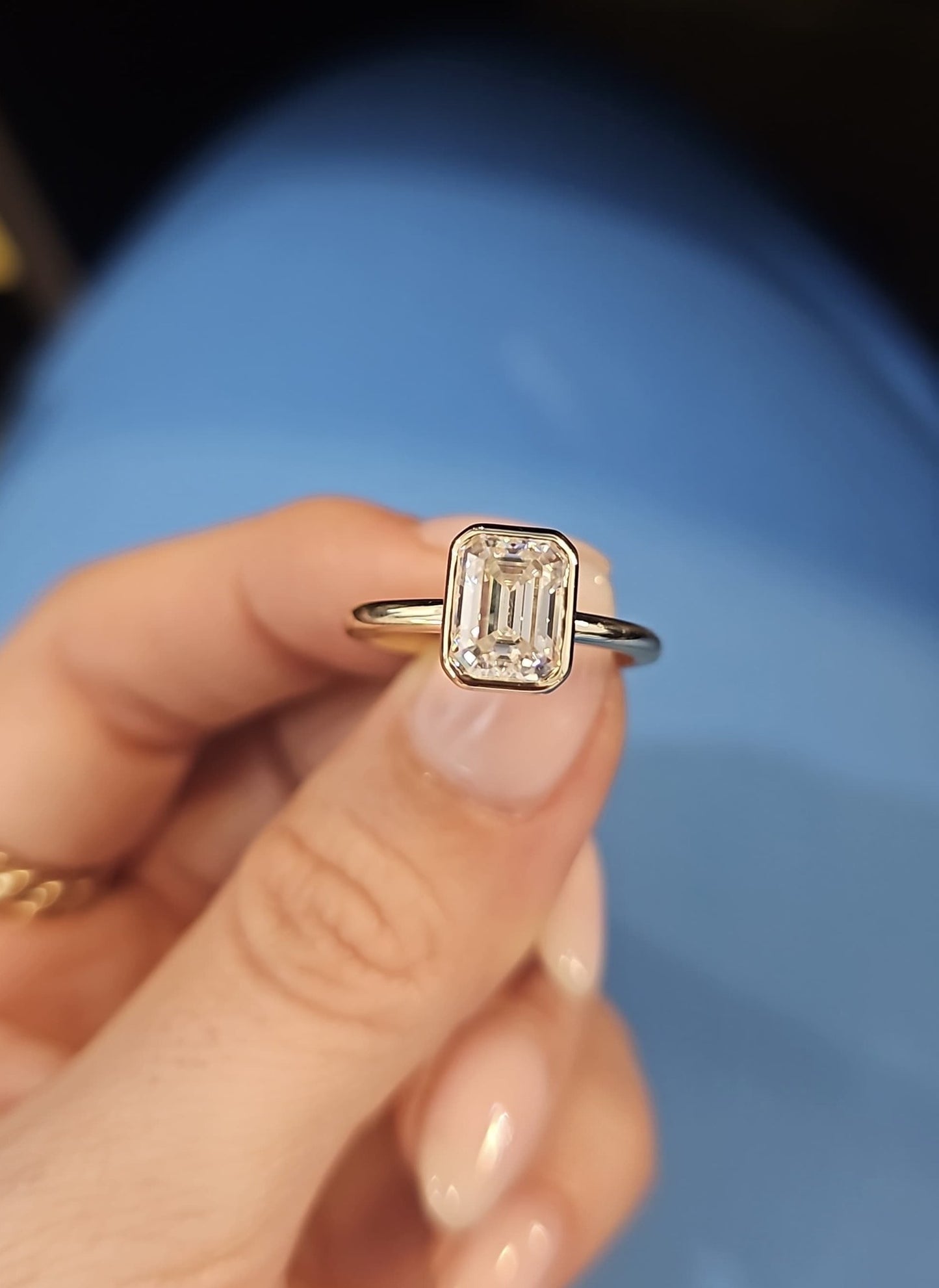 Anillo de Compromiso Corte Esmeralda en Oro 10k — Mod. 1